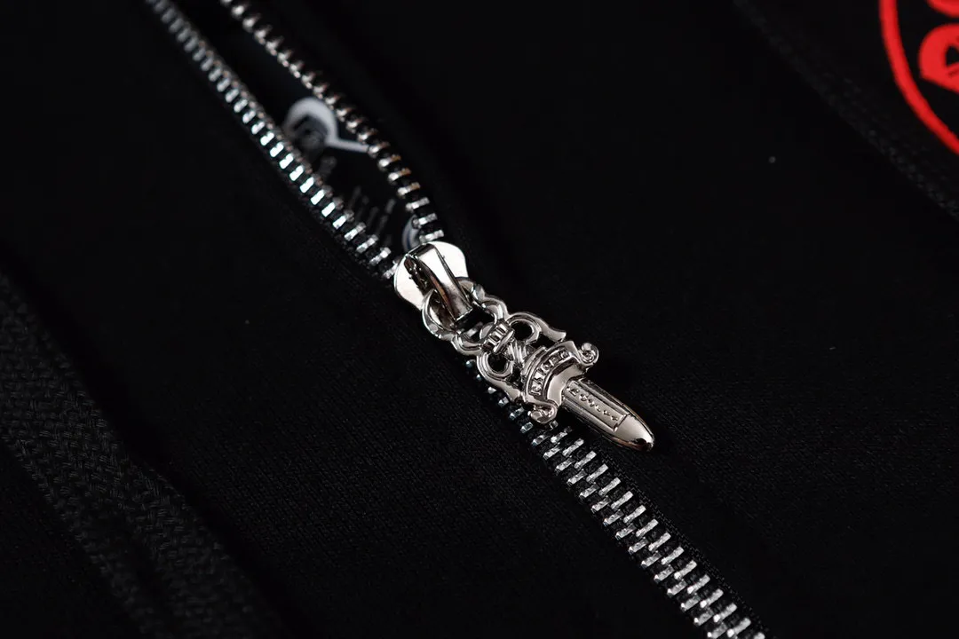Q6—P230 -Chrome Hearts/Chrome Hearts printed zipper sweatshirt cardigan jacket -420 grams of high-density, high-quality wool, soft, delicate and skin-friendly, soft and silky to the touch, warm and skin-friendly -The hardware and zipper accessories are all customized and full of details -Colour: black -Size: S M L XL